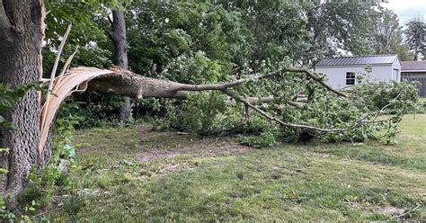 Storms packing high winds buffet Indiana, Illinois, cutting power to more than 400,000 customers
